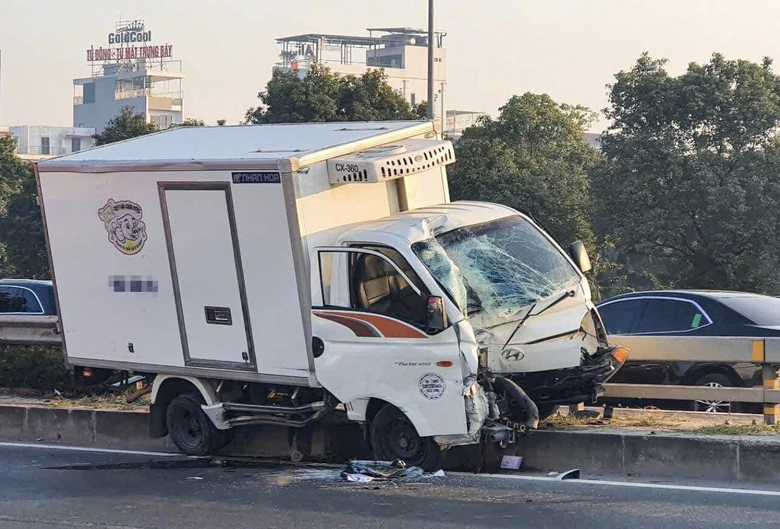 Hiện trường vụ tai nạn khiến 3 người tử vong l&uacute;c s&aacute;ng sớm.