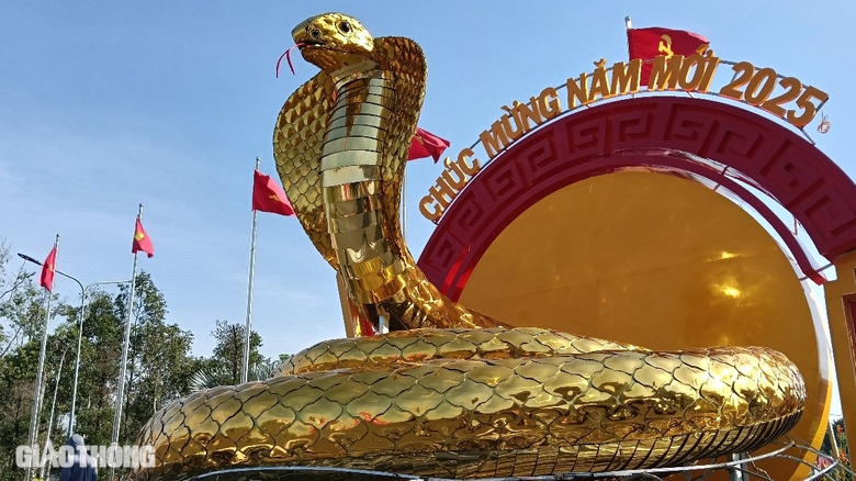 Cận cảnh linh vật rắn v&agrave;ng rực ở Bạc Li&ecirc;u- Ảnh 1.