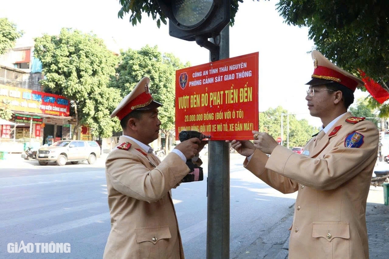 Người d&acirc;n n&oacute;i g&igrave; khi biển tuy&ecirc;n truyền mức phạt lỗi vượt đ&egrave;n đỏ được lắp ở c&aacute;c ng&atilde; tư?- Ảnh 1.