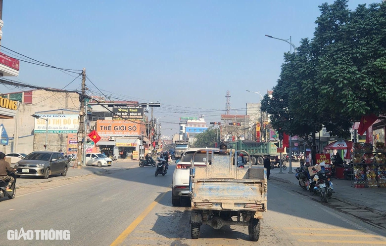 Người d&acirc;n n&oacute;i g&igrave; khi biển tuy&ecirc;n truyền mức phạt lỗi vượt đ&egrave;n đỏ được lắp ở c&aacute;c ng&atilde; tư?- Ảnh 4.