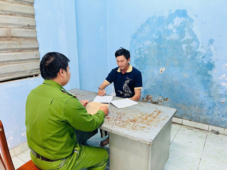 Say xỉn, tấn công CSGT vì bị yêu cầu đo nồng độ cồn, người đàn ông bị bắt khẩn cấp- Ảnh 1. Say xỉn, tấn công CSGT vì bị yêu cầu đo nồng độ cồn, người đàn ông bị bắt khẩn cấp- Ảnh 1.