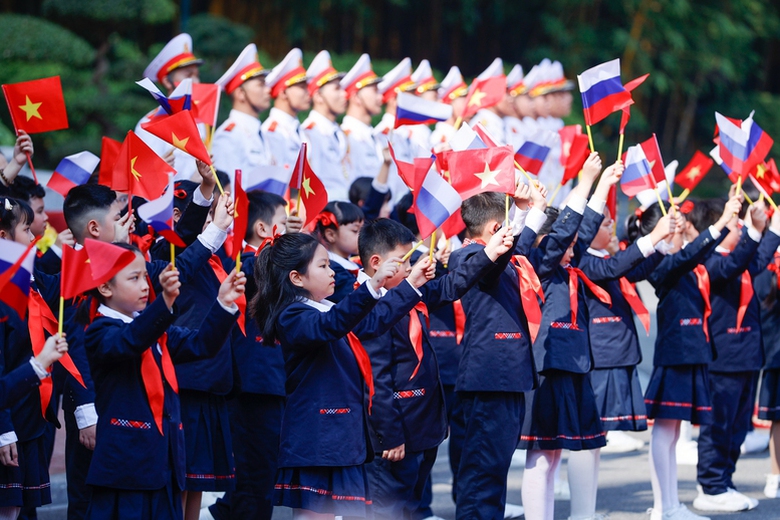 Thủ tướng Phạm Minh Ch&iacute;nh chủ tr&igrave; lễ đ&oacute;n Thủ tướng Li&ecirc;n bang Nga thăm ch&iacute;nh thức Việt Nam- Ảnh 6.