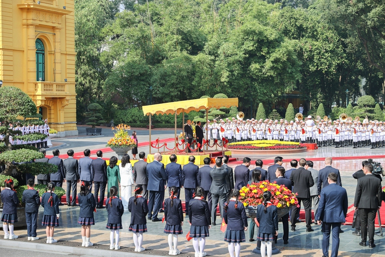 Thủ tướng Phạm Minh Ch&iacute;nh chủ tr&igrave; lễ đ&oacute;n Thủ tướng Li&ecirc;n bang Nga thăm ch&iacute;nh thức Việt Nam- Ảnh 4.