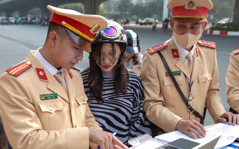 Cục CSGT: Vượt đ&egrave;n đỏ giảm r&otilde; rệt, hơn 1,2 vạn t&agrave;i xế bị trừ điểm bằng l&aacute;i