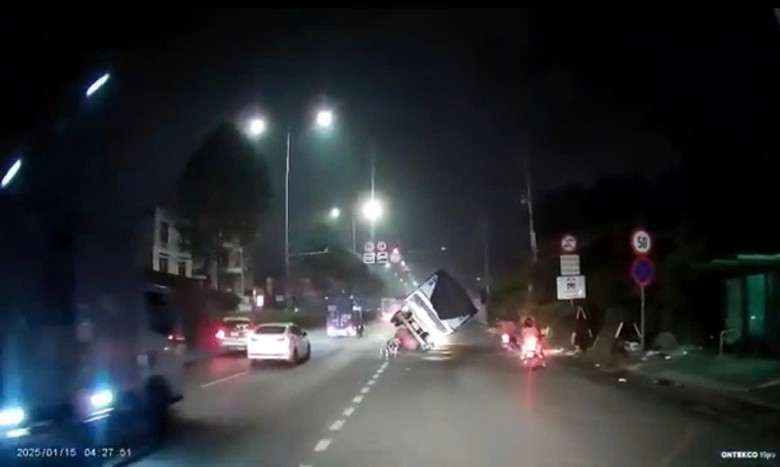Khoảnh khắc xe tải bất ngờ lật giữa đường, 4 người đi xe m&aacute;y tho&aacute;t nạn trong gang tấc- Ảnh 1.