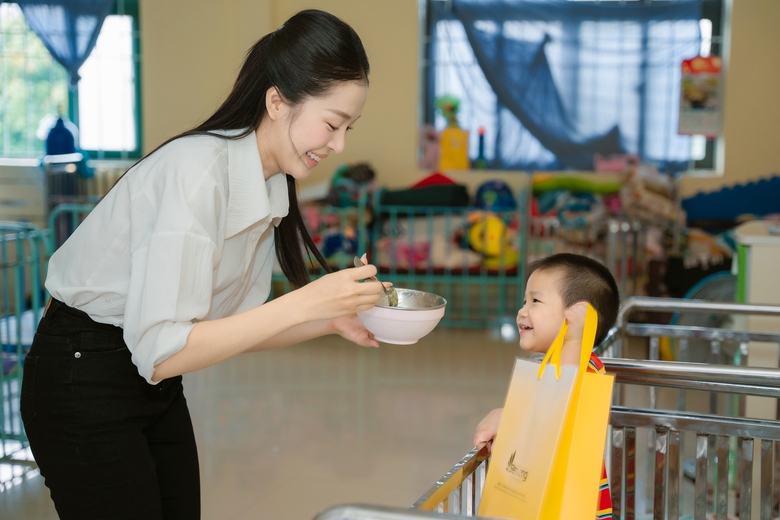 Hoa hậu Kiều Duy nhận học bổng thạc sĩ, bằng khen từ Sở Văn h&oacute;a, Thể thao v&agrave; Du lịch- Ảnh 2.