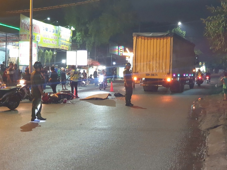 Hai xe m&aacute;y va chạm, b&eacute; g&aacute;i 13 tuổi bị xe tải c&aacute;n tử vong- Ảnh 1.