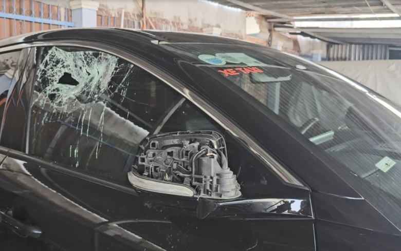 K&iacute;nh chắn gi&oacute; hai b&ecirc;n bị vỡ, &ocirc; t&ocirc; c&oacute; được đăng kiểm?- Ảnh 1.