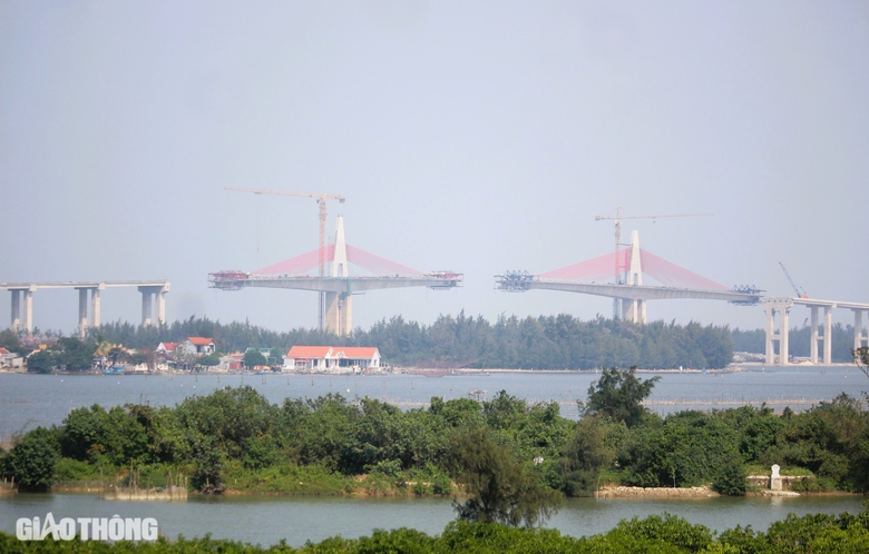 Cận cảnh c&ocirc;ng tr&igrave;nh cầu d&agrave;i 2,3km qua cửa biển ở Huế sắp hợp long- Ảnh 10.
