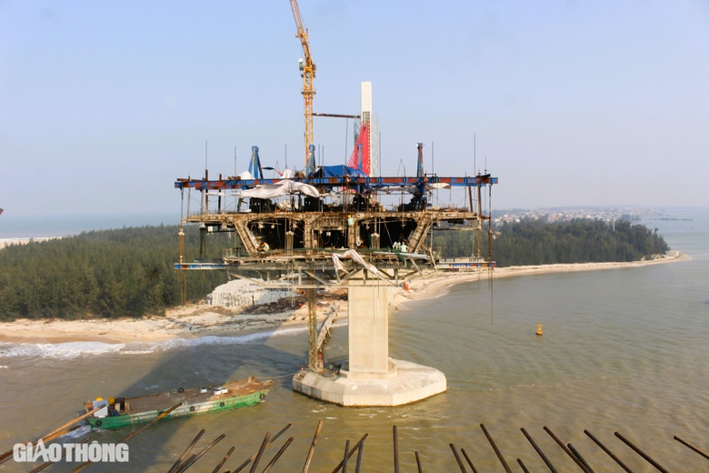 Cận cảnh c&ocirc;ng tr&igrave;nh cầu d&agrave;i 2,3km qua cửa biển ở Huế sắp hợp long- Ảnh 2.