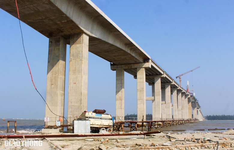 Cận cảnh c&ocirc;ng tr&igrave;nh cầu d&agrave;i 2,3km qua cửa biển ở Huế sắp hợp long- Ảnh 3.
