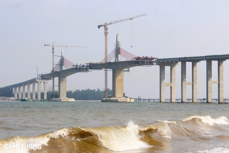 Cận cảnh c&ocirc;ng tr&igrave;nh cầu d&agrave;i 2,3km qua cửa biển ở Huế sắp hợp long- Ảnh 6.