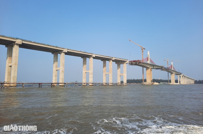 Cận cảnh c&ocirc;ng tr&igrave;nh cầu d&agrave;i 2,3km qua cửa biển ở Huế sắp hợp long- Ảnh 7.