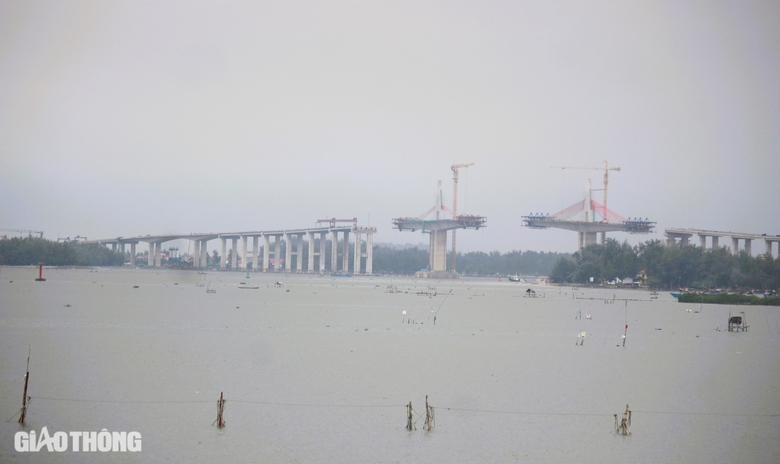 Cận cảnh c&ocirc;ng tr&igrave;nh cầu d&agrave;i 2,3km qua cửa biển ở Huế sắp hợp long- Ảnh 8.