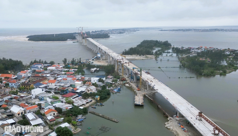 Cận cảnh c&ocirc;ng tr&igrave;nh cầu d&agrave;i 2,3km qua cửa biển ở Huế sắp hợp long- Ảnh 9.