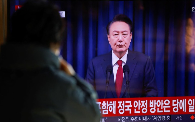 Tổng thống H&agrave;n Quốc: Điều khoản thiết qu&acirc;n luật bị viết nhầm