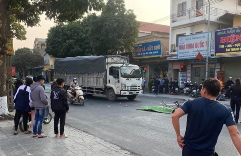 Người đ&agrave;n &ocirc;ng đi xe đạp tử vong sau va chạm với xe tải - Ảnh 1.