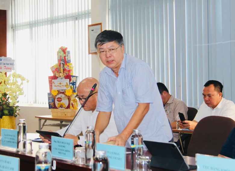 D&ugrave;ng xe bu&yacute;t chuyển kh&aacute;ch ra ngo&agrave;i s&acirc;n bay T&acirc;n Sơn Nhất để tr&aacute;nh &ugrave;n tắc- Ảnh 2.