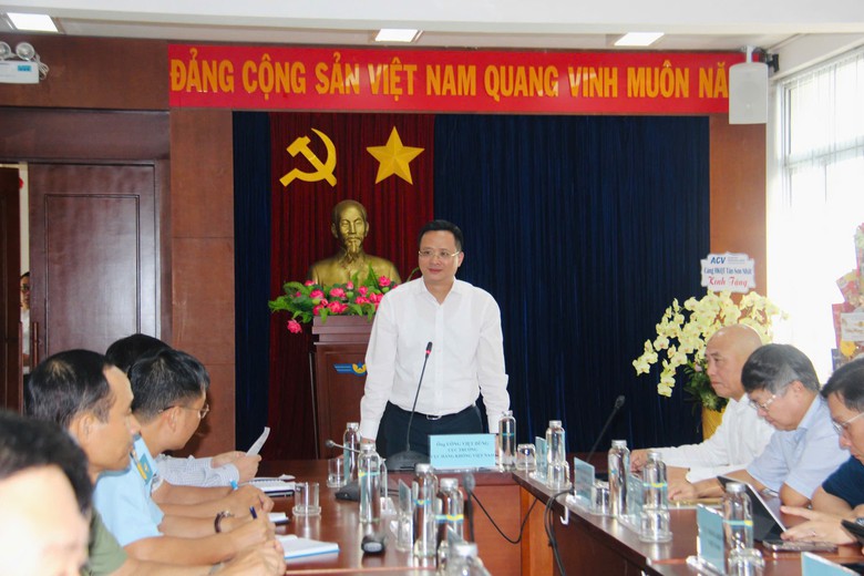 D&ugrave;ng xe bu&yacute;t chuyển kh&aacute;ch ra ngo&agrave;i s&acirc;n bay T&acirc;n Sơn Nhất để tr&aacute;nh &ugrave;n tắc- Ảnh 1.