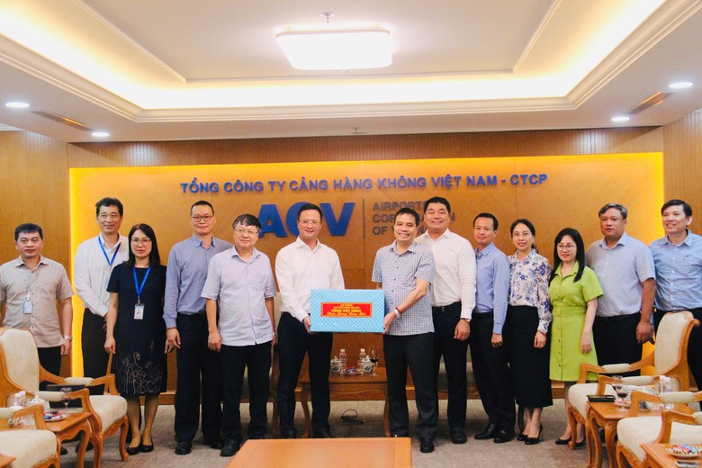 D&ugrave;ng xe bu&yacute;t chuyển kh&aacute;ch ra ngo&agrave;i s&acirc;n bay T&acirc;n Sơn Nhất để tr&aacute;nh &ugrave;n tắc- Ảnh 5.