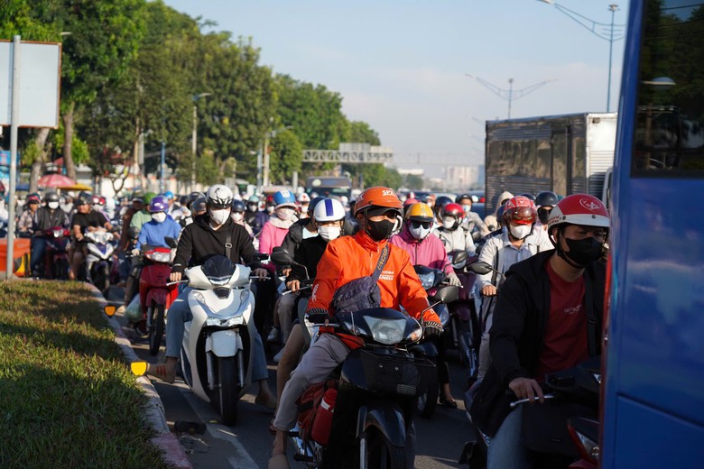 Nguyên nhân tình trạng kẹt xe ở TP.HCM những ngày qua- Ảnh 1. Nguyên nhân tình trạng kẹt xe ở TP.HCM những ngày qua- Ảnh 1.