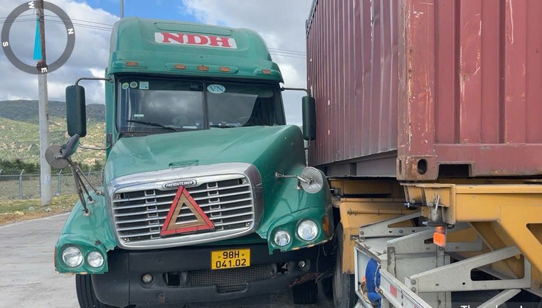 Xe đầu kéo cán tử vong bảo vệ tại bãi xe- Ảnh 2. Xe đầu kéo cán tử vong bảo vệ tại bãi xe- Ảnh 2.