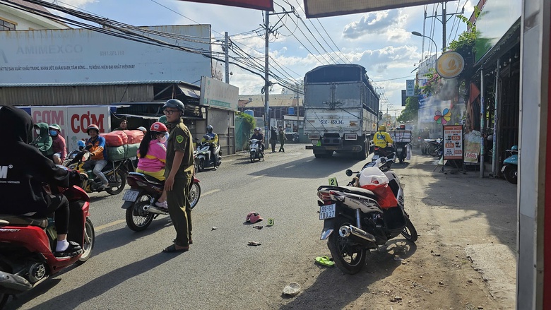 Người phụ nữ tử vong thương t&acirc;m sau va chạm với xe tải chạy c&ugrave;ng chiều- Ảnh 1.