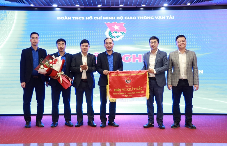 Đo&agrave;n Bộ GTVT nhận Cờ thi đua xuất sắc của Đo&agrave;n khối c&aacute;c cơ quan Trung ương- Ảnh 3.