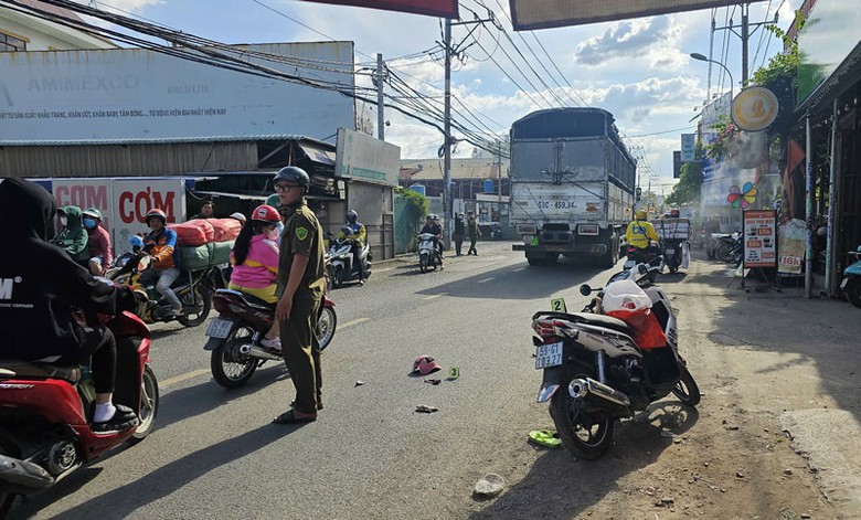 Lực lượng chức năng xử lý hiện trường vụ tai nạn. Lực lượng chức năng xử lý hiện trường vụ tai nạn.