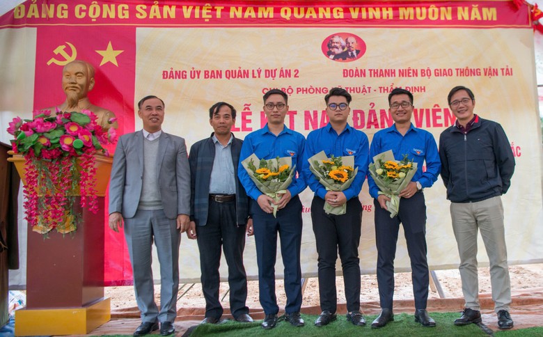 Đo&agrave;n Bộ GTVT nhận Cờ thi đua xuất sắc của Đo&agrave;n khối c&aacute;c cơ quan Trung ương- Ảnh 2.