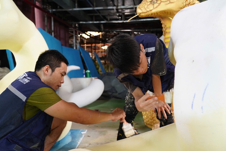 Gấp r&uacute;t ho&agrave;n thiện đ&ocirc;i linh vật rắn khổng lồ trang tr&iacute; Tết ở đường hoa Nguyễn Huệ- Ảnh 5.