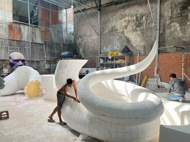 Gấp r&uacute;t ho&agrave;n thiện đ&ocirc;i linh vật rắn khổng lồ trang tr&iacute; Tết ở đường hoa Nguyễn Huệ- Ảnh 12.