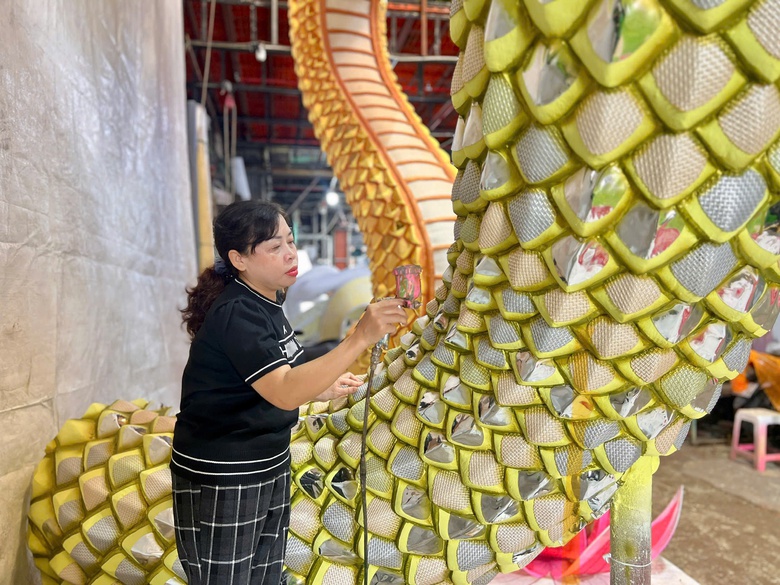 Gấp r&uacute;t ho&agrave;n thiện đ&ocirc;i linh vật rắn khổng lồ trang tr&iacute; Tết ở đường hoa Nguyễn Huệ- Ảnh 2.