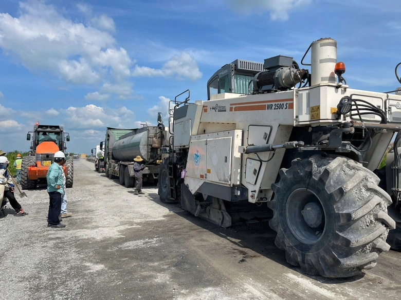 Tăng ca k&iacute;p, thi c&ocirc;ng xuy&ecirc;n Tết đua tiến độ n&acirc;ng cấp tuyến Lộ Tẻ - Rạch Sỏi- Ảnh 2.