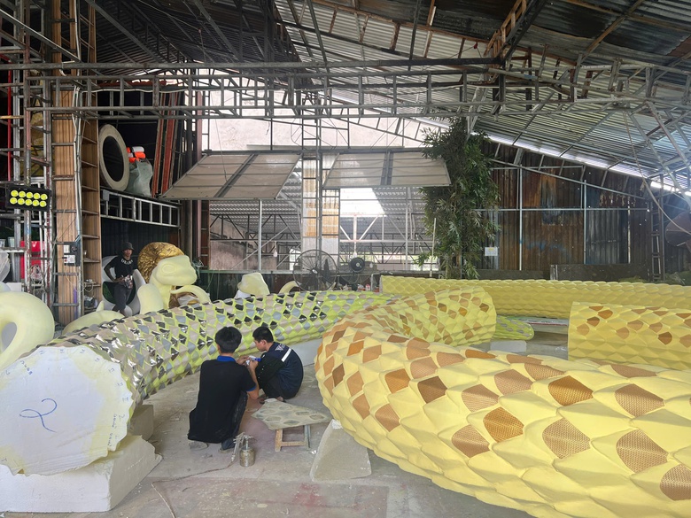 Gấp r&uacute;t ho&agrave;n thiện đ&ocirc;i linh vật rắn khổng lồ trang tr&iacute; Tết ở đường hoa Nguyễn Huệ- Ảnh 11.