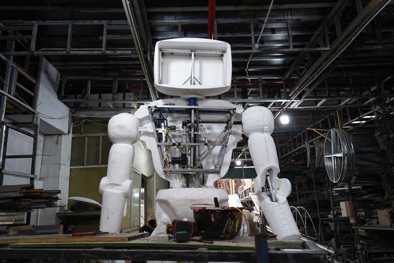 Gấp r&uacute;t ho&agrave;n thiện đ&ocirc;i linh vật rắn khổng lồ trang tr&iacute; Tết ở đường hoa Nguyễn Huệ- Ảnh 9.