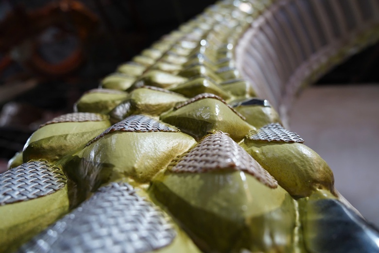 Gấp r&uacute;t ho&agrave;n thiện đ&ocirc;i linh vật rắn khổng lồ trang tr&iacute; Tết ở đường hoa Nguyễn Huệ- Ảnh 8.