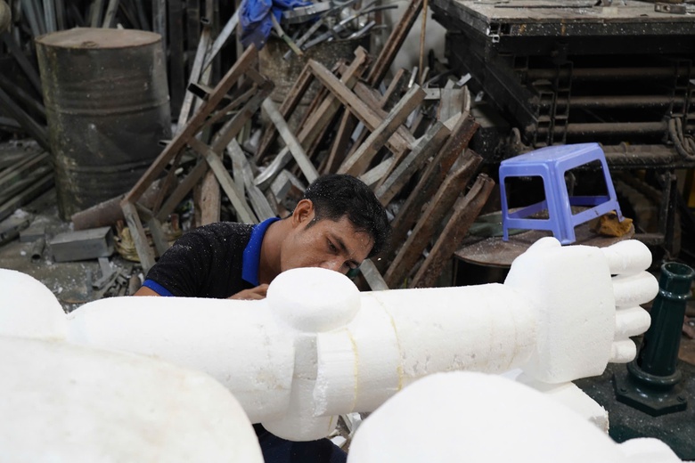 Gấp r&uacute;t ho&agrave;n thiện đ&ocirc;i linh vật rắn khổng lồ trang tr&iacute; Tết ở đường hoa Nguyễn Huệ- Ảnh 10.