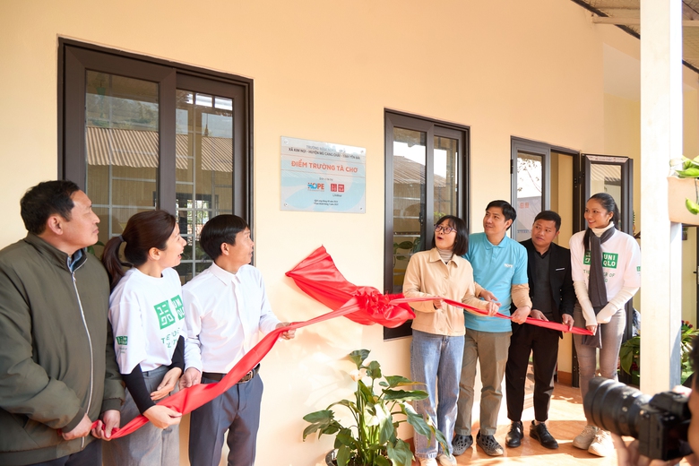 Hoa hậu H&rsquo;Hen Ni&ecirc; kh&aacute;nh th&agrave;nh điểm trường, tự tay l&agrave;m b&aacute;nh d&agrave;y trước thềm tết Ất Tỵ- Ảnh 1.