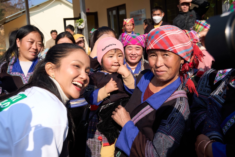 Hoa hậu H&rsquo;Hen Ni&ecirc; kh&aacute;nh th&agrave;nh điểm trường, tự tay l&agrave;m b&aacute;nh d&agrave;y trước thềm tết Ất Tỵ- Ảnh 4.