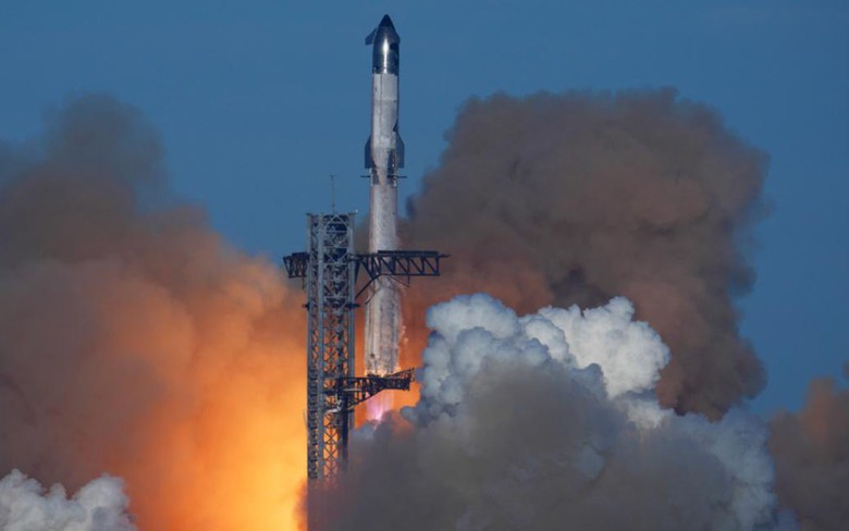 Mảnh vỡ t&agrave;u Starship của tỷ ph&uacute; Elon Musk rơi như mưa sao băng, h&agrave;ng kh&ocirc;ng gi&aacute;n đoạn