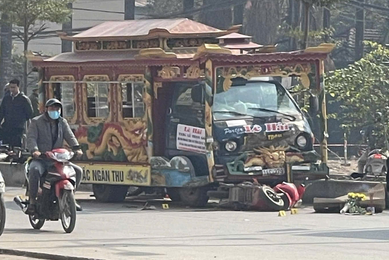 Xe tang lao v&agrave;o đ&aacute;m đ&ocirc;ng chờ đ&egrave;n đỏ, 1 người tử vong, 2 người bị thương- Ảnh 1.