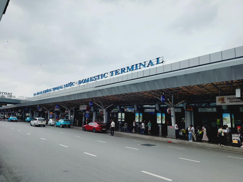 Bố tr&iacute; xe bu&yacute;t trung chuyển kh&aacute;ch tại s&acirc;n bay T&acirc;n Sơn Nhất, tr&aacute;nh &ugrave;n tắc dịp Tết 2025- Ảnh 1.