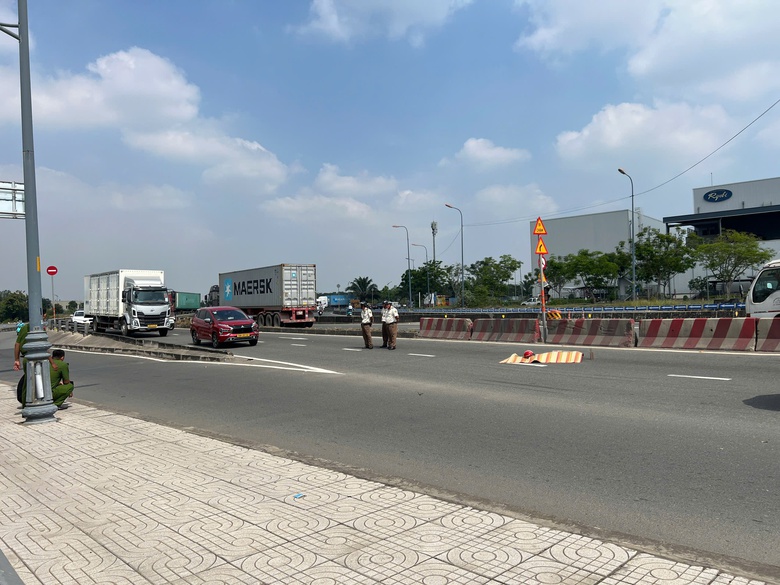 Người đ&agrave;n &ocirc;ng tử vong ở dốc cầu Ph&uacute; Hữu- Ảnh 1.