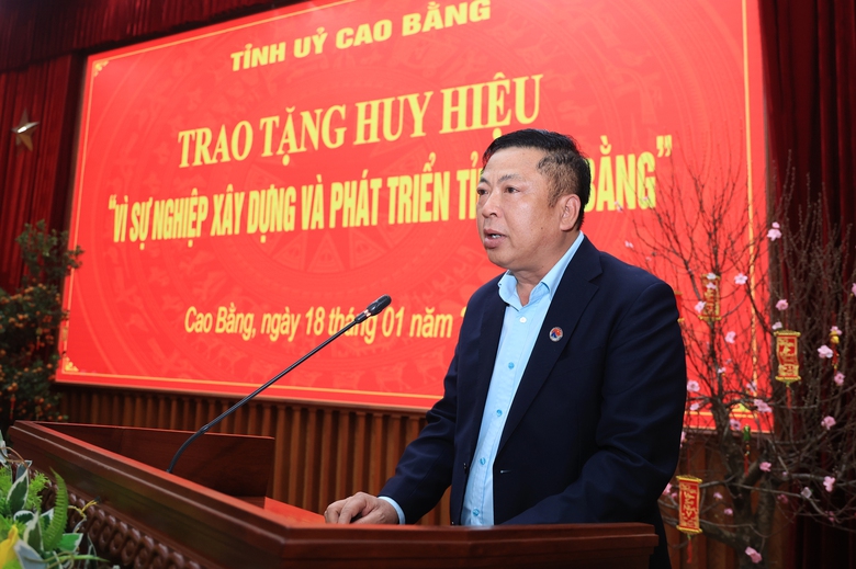 Bộ trưởng Trần Hồng Minh nhận Huy hiệu "V&igrave; sự nghiệp x&acirc;y dựng v&agrave; ph&aacute;t triển tỉnh Cao Bằng"- Ảnh 3.