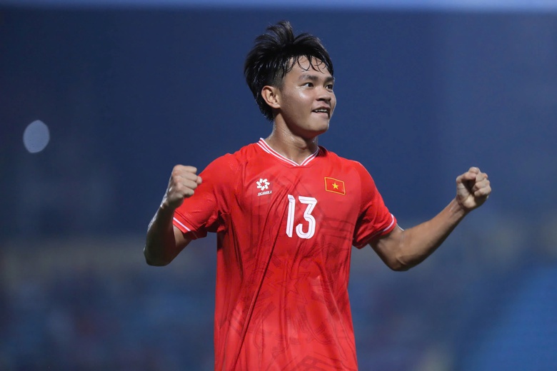 Lộ diện 3 cầu thủ đầu ti&ecirc;n được HLV Kim Sang-sik nhắm cho SEA Games- Ảnh 1.
