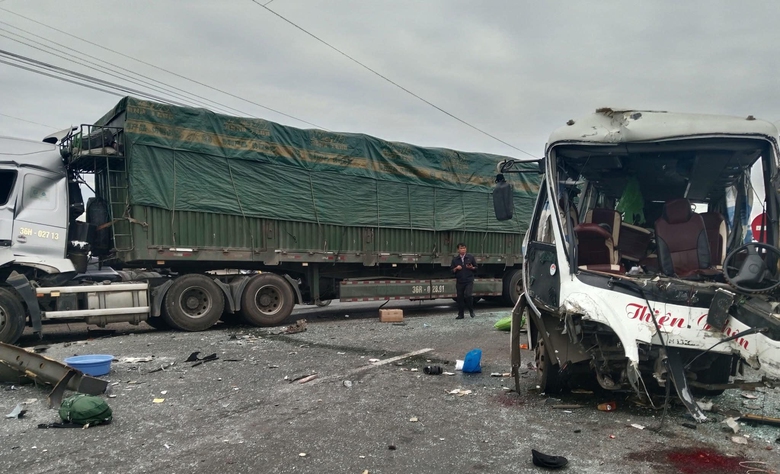 8 nạn nh&acirc;n vụ tai nạn li&ecirc;n ho&agrave;n tr&ecirc;n quốc lộ 1 đang được cấp cứu- Ảnh 1.