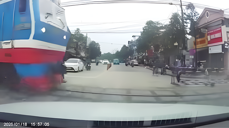 Tạm đ&igrave;nh chỉ 3 nh&acirc;n vi&ecirc;n ca trực vụ chậm đ&oacute;ng g&aacute;c chắn t&agrave;u tại đường ngang ở Huế- Ảnh 1.