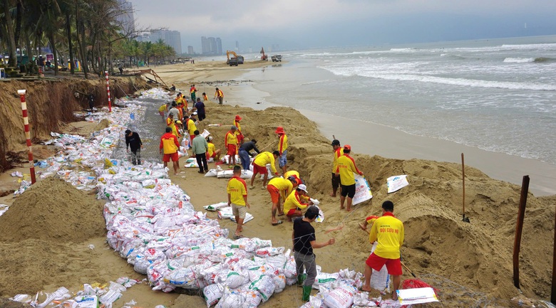 H&agrave;ng trăm người dựng k&egrave; ngăn sạt lở "b&atilde;i biển quyến rũ nhất h&agrave;nh tinh"- Ảnh 1.