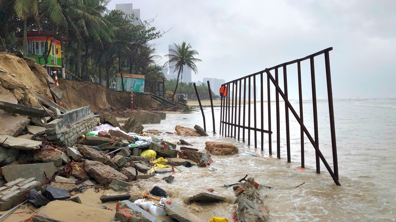 H&agrave;ng trăm người dựng k&egrave; ngăn sạt lở "b&atilde;i biển quyến rũ nhất h&agrave;nh tinh"- Ảnh 5.